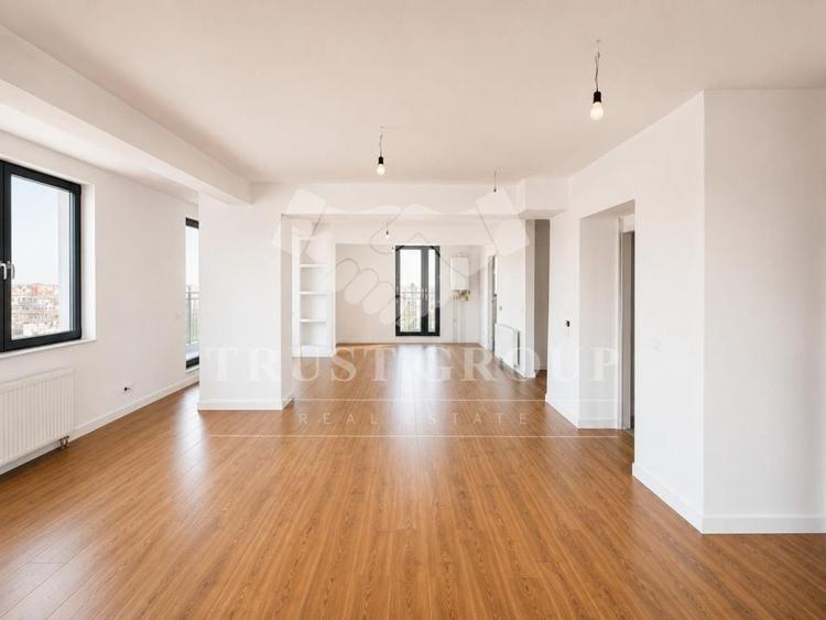 Penthouse cu 3 camere decomandat în Vatra Luminoasă