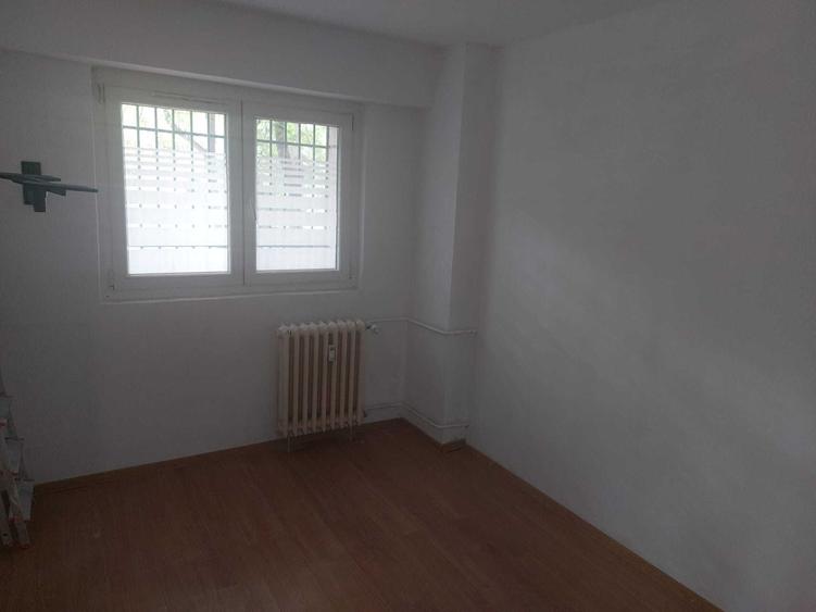 Apartament cu 3 camere decomandat în Dristor