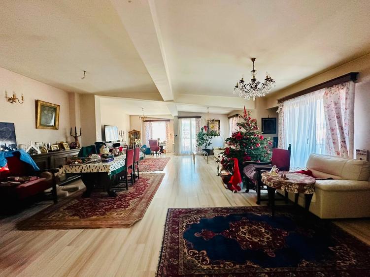 Penthouse cu 7 camere decomandat în Polonă