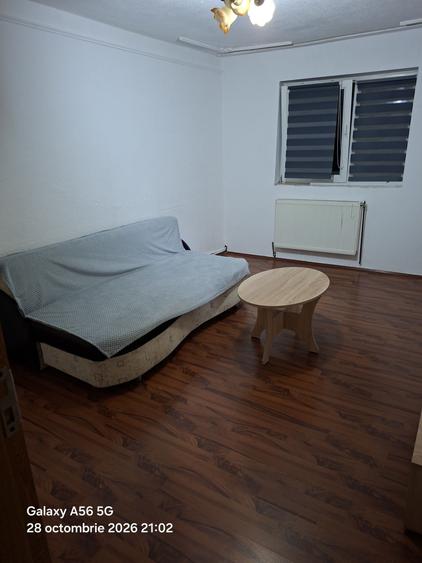 Apartament cu 4 camere semidecomandat în Micro 9