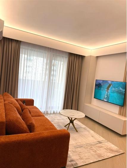 Apartament cu 3 camere semidecomandat, mobilat în Pipera