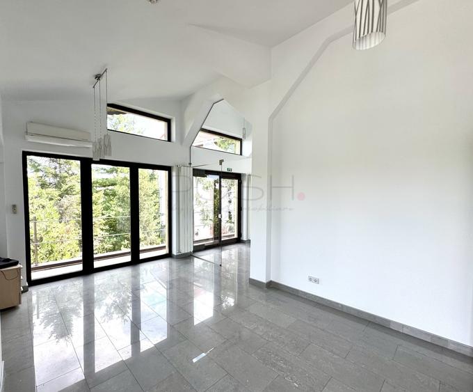 Casă individuală cu 10 camere cu Canalizare în Băneasa