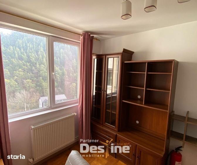 Apartament cu 4 camere semidecomandat, mobilat în Central