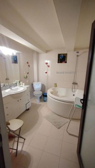 Casă individuală cu 8 camere cu Canalizare în Faleza Nord