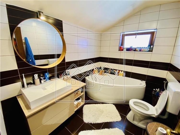 Casă individuală cu 4 camere cu Canalizare în Șelimbăr