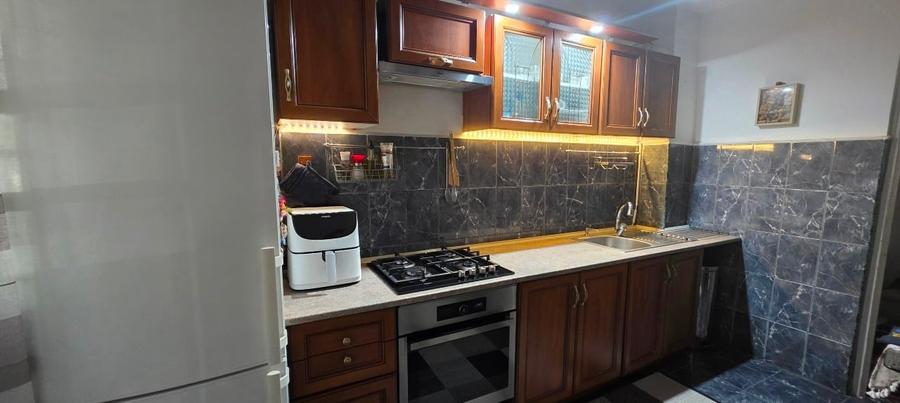 Apartament cu 3 camere decomandat, mobilat în Energiei