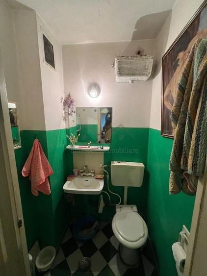 Apartament cu 4 camere semidecomandat în Podu Roș