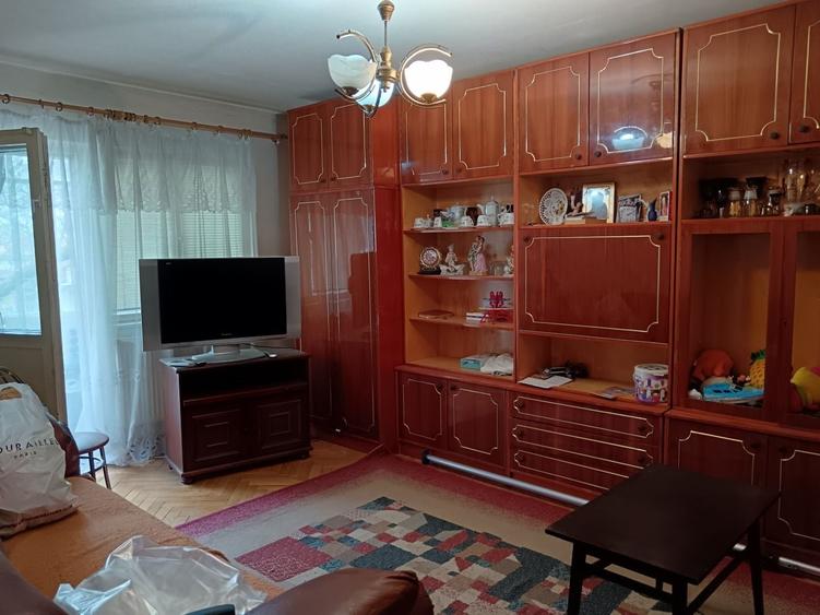 Apartament cu 4 camere decomandat în Dâmbovița