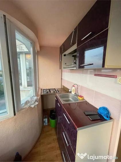 Apartament cu 3 camere decomandat în Piața Centrală
