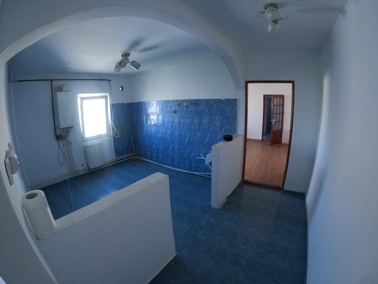 Apartament cu 3 camere semidecomandat în Tineretului