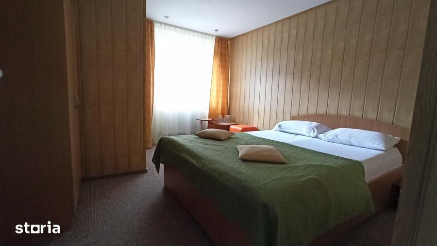 Casă cu 9 camere cu Teren 250 Mp în Central
