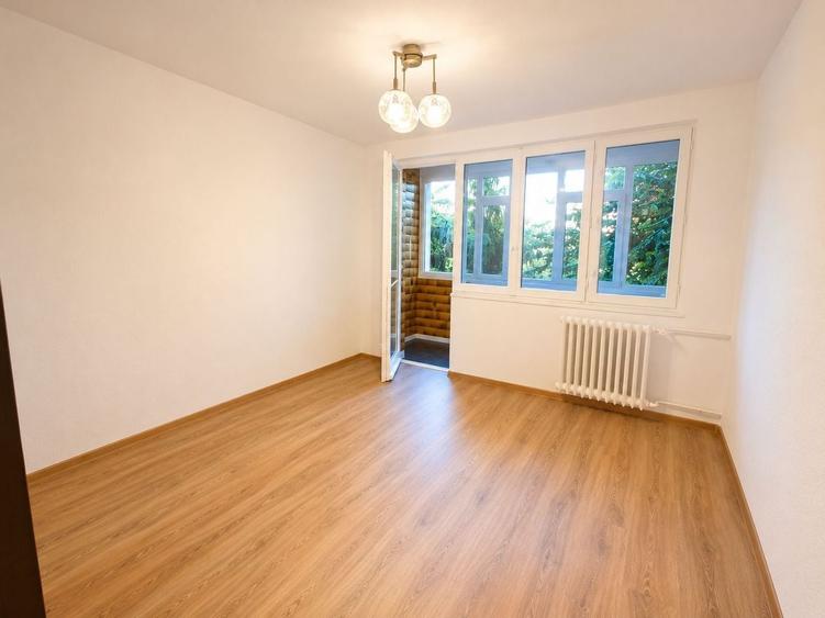 Apartament cu 3 camere semidecomandat în Teiul Doamnei