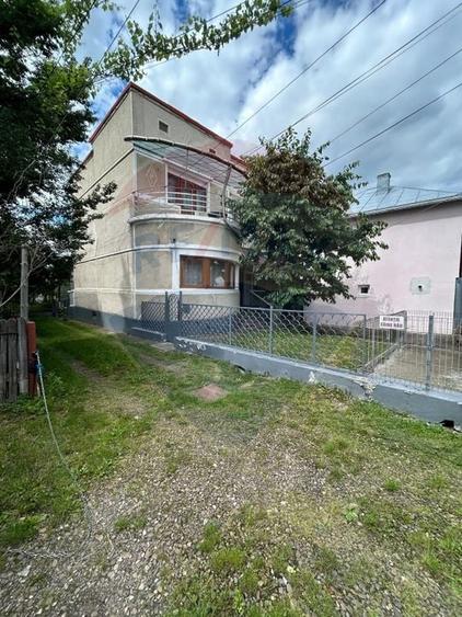 Casă individuală cu 10 camere cu Teren 154 Mp în Central