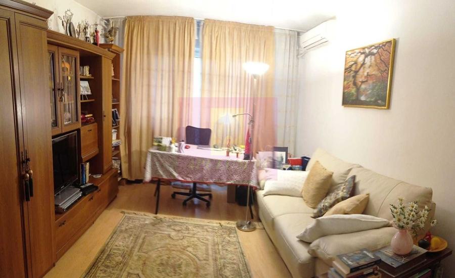 Apartament cu 3 camere decomandat în Tei