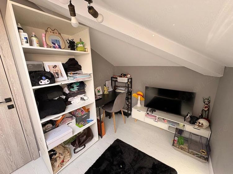 Apartament cu 4 camere semidecomandat în Exterior Vest