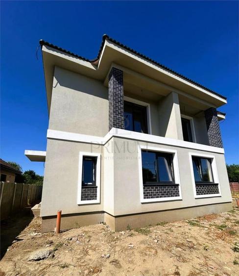 Casă cu 5 camere cu Teren 300 Mp în Sânmihaiu Român