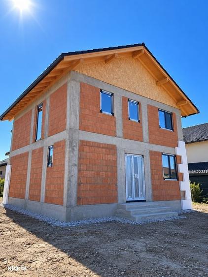 Casă cu 4 camere decomandat în Hărmanului