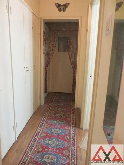 Apartament cu 3 camere semidecomandat în Titan