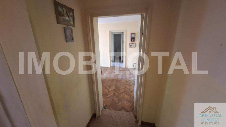 Apartament cu 3 camere semidecomandat în Craiovei