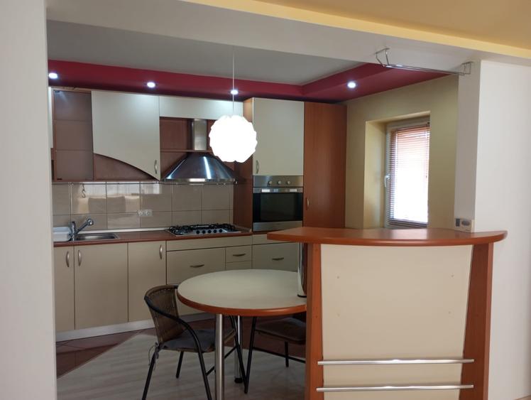 Apartament cu 3 camere semidecomandat în Plopilor