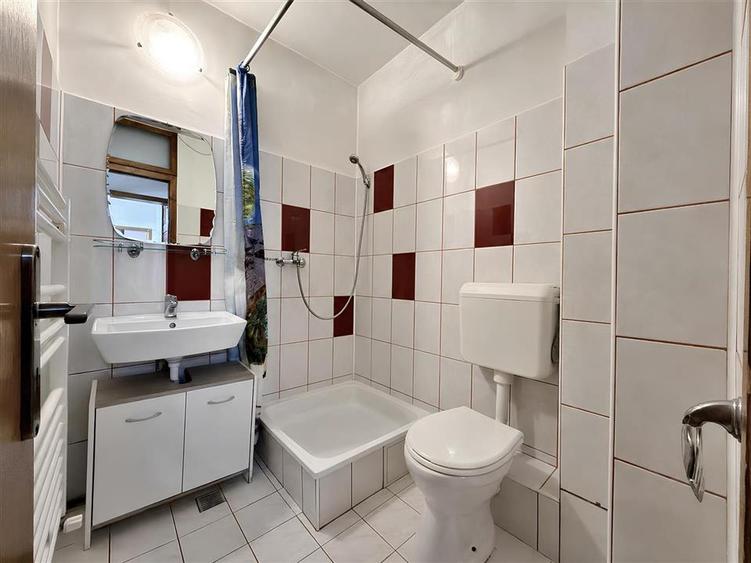 Apartament cu 4 camere decomandat în Tractorul