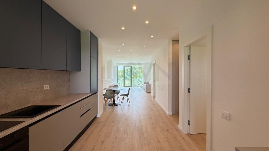 Apartament cu 3 camere semidecomandat în Sisești