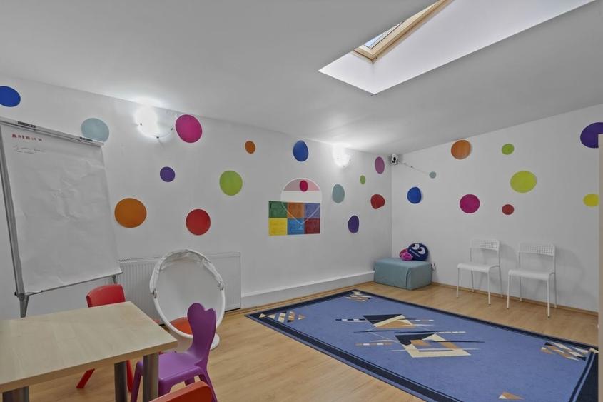 Casă individuală cu 8 camere cu Teren 300 Mp în 13 Septembrie