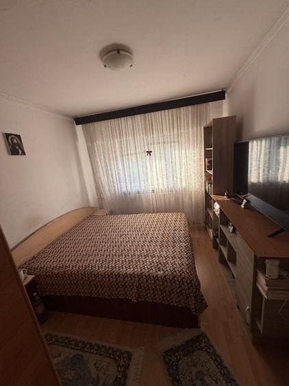 Apartament cu 4 camere decomandat în Craiovița Nouă