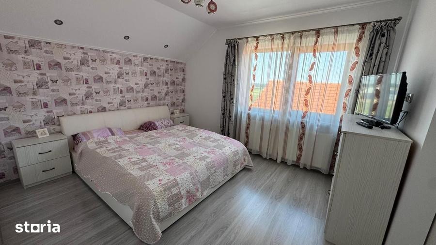 Casă cu 7 camere cu Teren 1080 Mp în Sânmartin