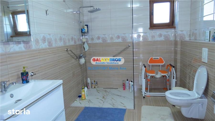 Casă cu 7 camere cu Teren 10000 Mp în Huțani