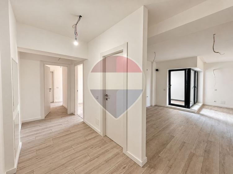 Apartament cu 3 camere semidecomandat în Gara de Est