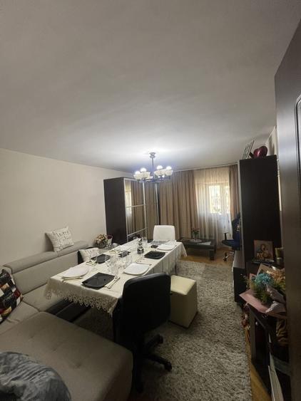 Apartament cu 3 camere decomandat în Valea Moșneagului