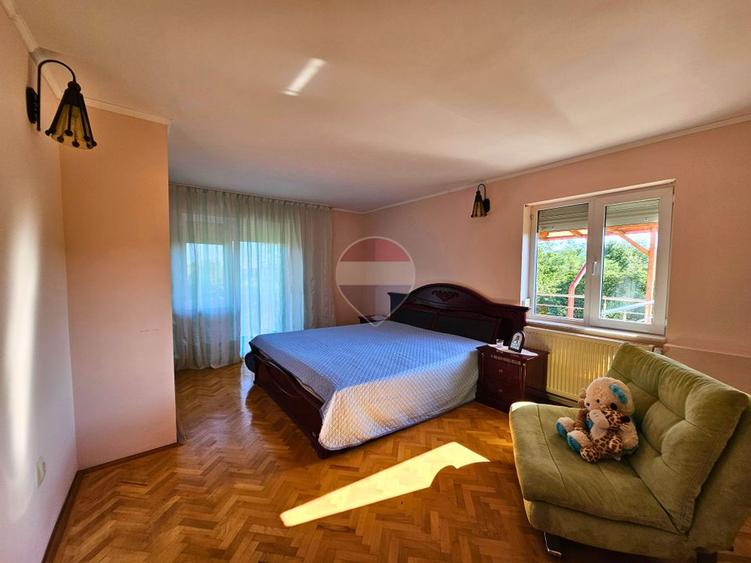 Duplex cu 7 camere cu Teren 386 Mp în Bănești