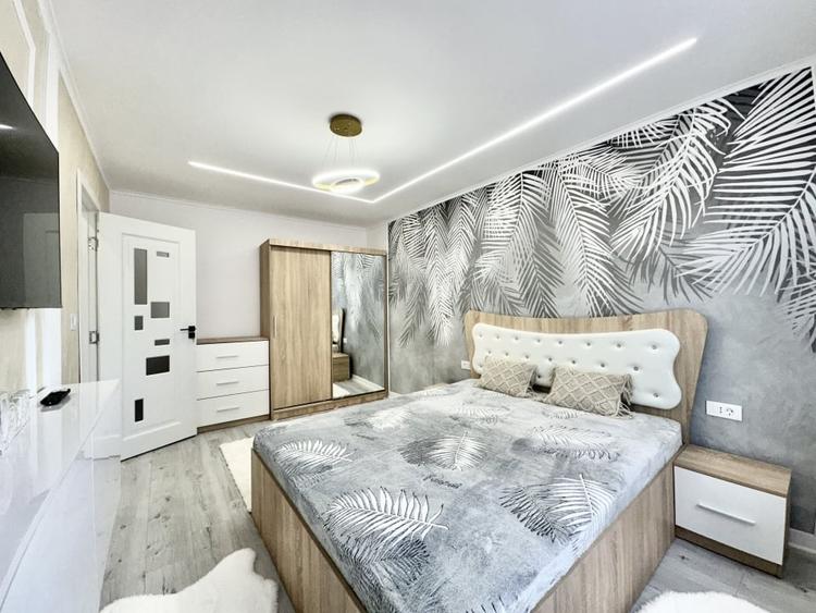 Apartament cu 3 camere semidecomandat, mobilat în Dâmbovița