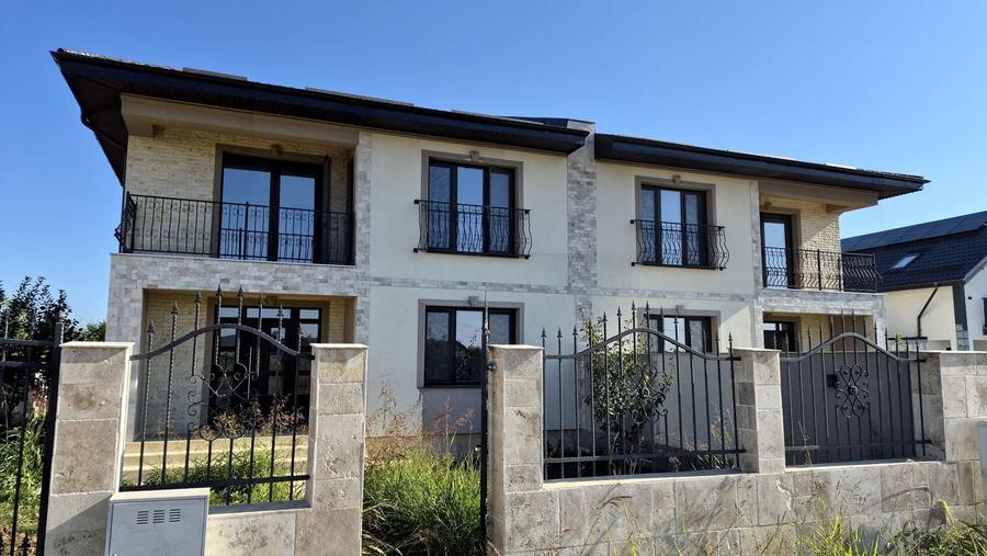 Casă cu 4 camere cu Canalizare în Est