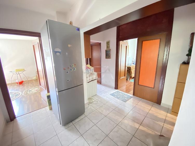 Apartament cu 4 camere decomandat, mobilat în Sebastian