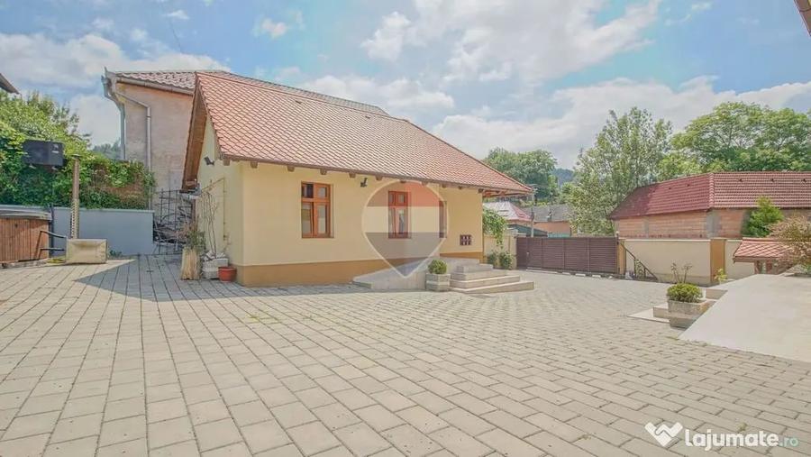 Casă cu 4 camere cu Teren 630 Mp în Central
