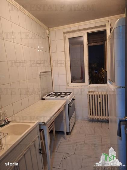 Apartament cu 3 camere semidecomandat în Tei