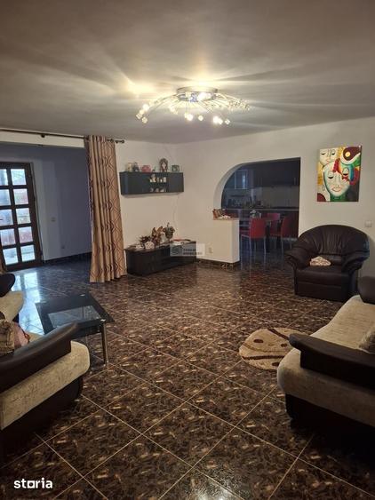 Casă cu 8 camere cu Teren 1000 Mp în Garoafa