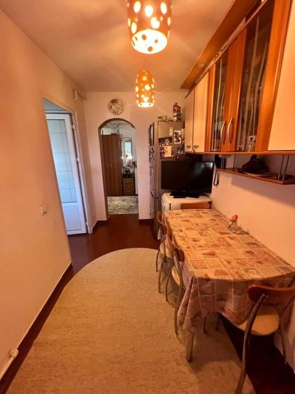 Apartament cu 4 camere decomandat, mobilat în Sărari