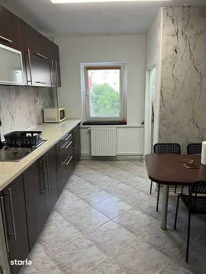 Apartament cu 3 camere decomandat în Astra