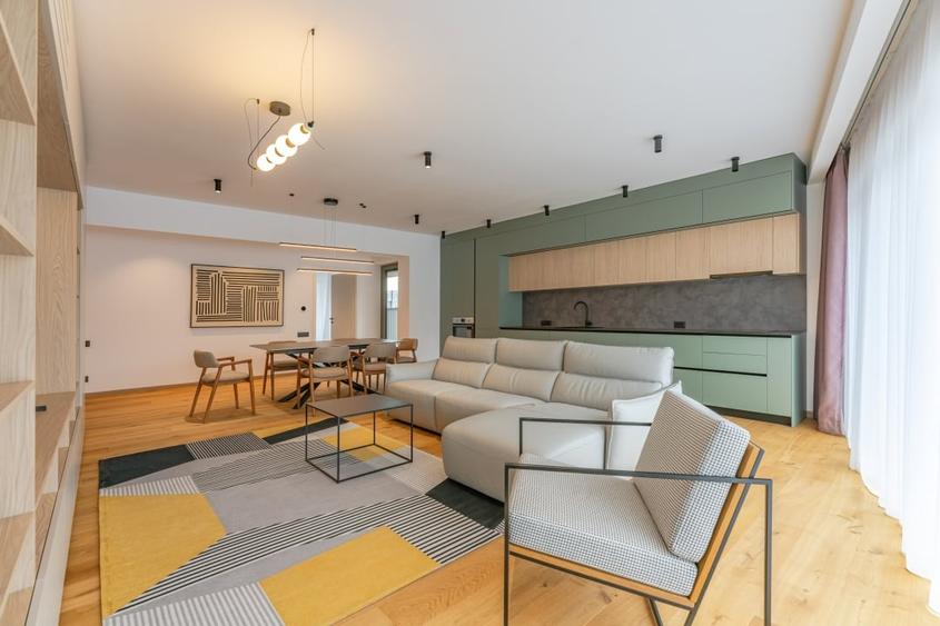 Apartament cu 4 camere decomandat, mobilat în Central
