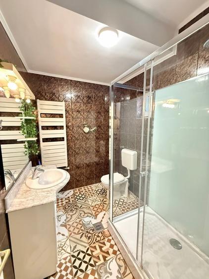 Casă individuală cu 6 camere cu Canalizare în Vatra Luminoasă