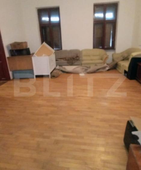 Casă cu 5 camere cu Teren 100 Mp în Central