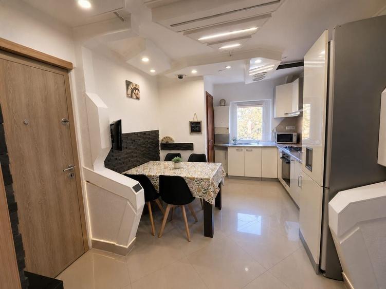 Apartament cu 3 camere decomandat, mobilat în Zorilor