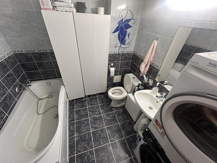 Apartament cu 3 camere semidecomandat în Florești