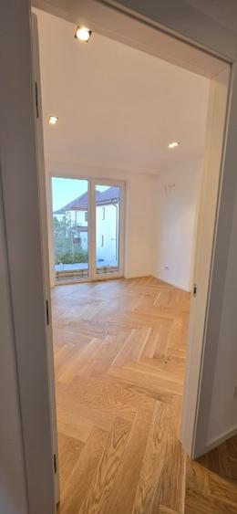 Duplex cu 4 camere cu Canalizare în Central