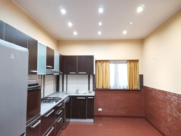 Casă individuală cu 7 camere cu Canalizare în Băneasa