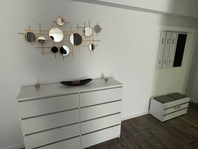 Apartament cu 3 camere decomandat, mobilat în Barbu Văcărescu