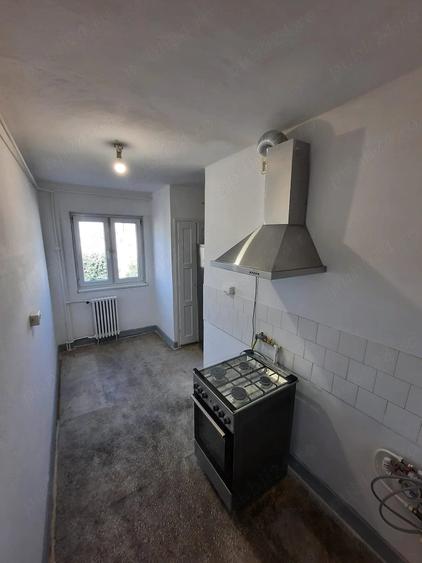 Apartament cu 3 camere semidecomandat în Exterior Vest